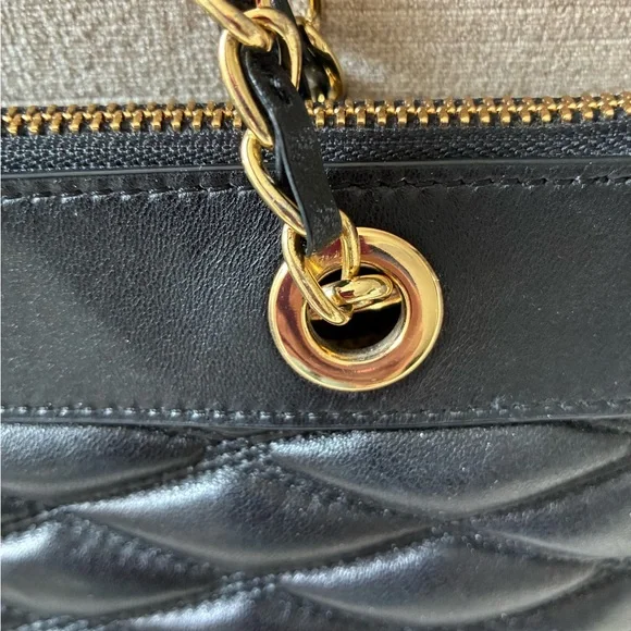 DKNY Leather Tote, Quilted Puff Diamond Pattern, Gold Hardware 🖤💛 - Picture 7 of 11